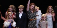 James Van Der Beek’s Daughters Sing ‘I Don’t Want to Wait’ at ‘Dawson’s Creek’ Reunion, Wife Kimberly & Kids Join Cast on Stage (Video) | Busy Philipps, Dawson's Creek, James Van Der Beek, John Wesley