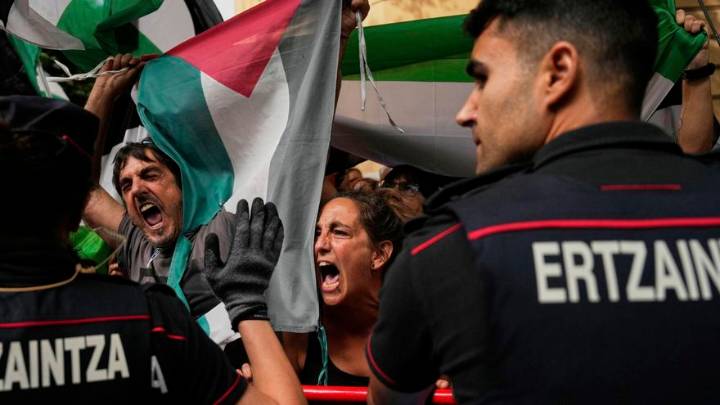 En imágenes | Una protesta propalestina suspende el final de etapa 11 de la Vuelta