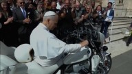 El papa León se sube a una BMW y deja su firma por una causa benéfica