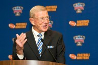 Notre Dame legend Lou Holtz to attend Arkansas game in Fayetteville