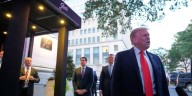 Trump cena en un restaurante cerca de la Casa Blanca para promover la intervención federal en DC