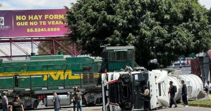 Así fue el momento en que una pipa fue embestida por un tren en Vía Morelos, Ecatepec