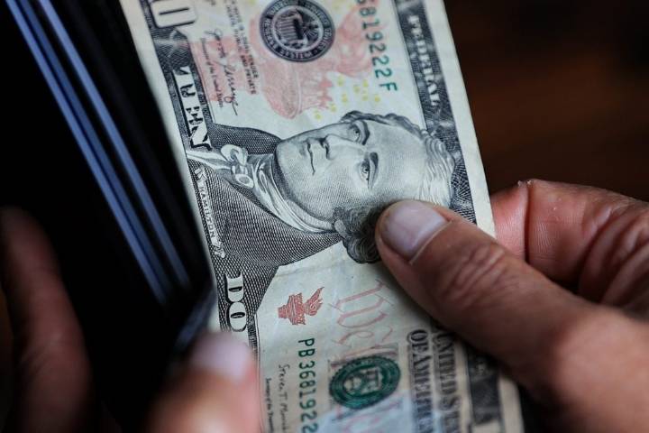 Caputo enturbió el mensaje y el dólar ya vale $ 1.400 para los minoristas