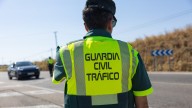 El vuelco de un camión en la A-6 derrama gasoil en la carretera y provoca un herido leve a la altura de Brazuelo