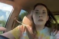 Venía cantando a gritos Britney Spears en el auto; golpeó el volante y volcó