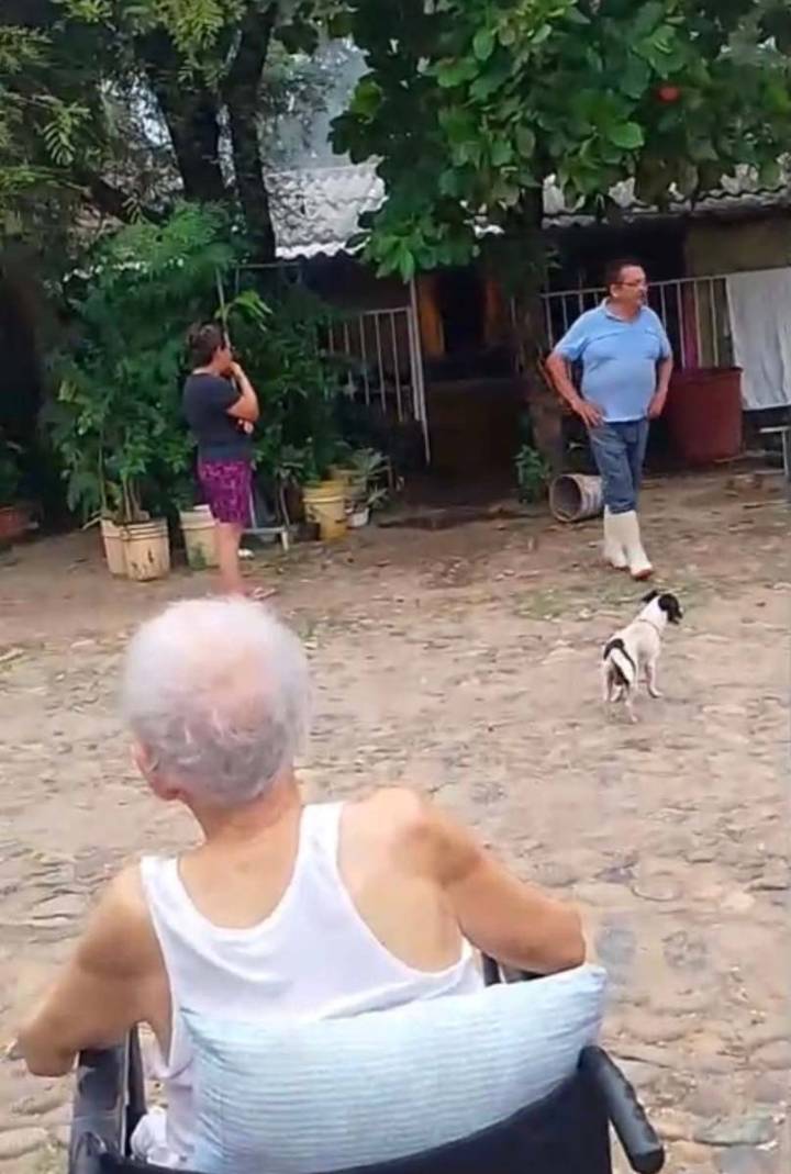 ADULTA MAYOR RESCATADA POR SUS VECINOS AL INCENDIARSE SU CASA