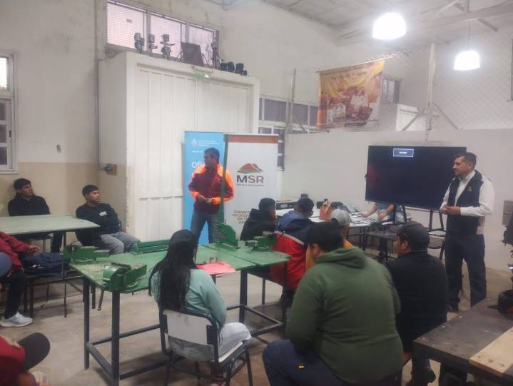 Junto a mineros, inician capacitación en tornería en Campo Quijano