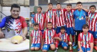 Conozca la historia de un vendedor de pollo, que ha creado un club de fútbol, donde los niños no pagan y los apoya con sus pasajes. Walther Huamán es un comerciante que realiza ayuda social a chicos d