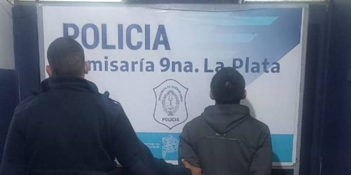 Video: dos “trapitos” se enfrentaron a golpes con un grupo de agentes municipales en La Plata