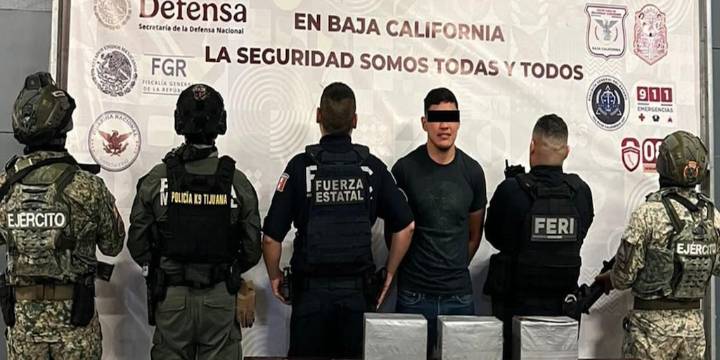 Detienen a hombre con cargamento de metanfetamina tras insultar a un civil en una plaza comercial de Baja California