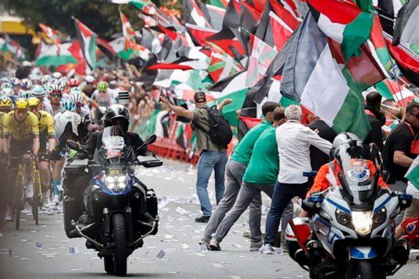 Protesta pro Palestina interrumpe la Vuelta a España en Bilbao