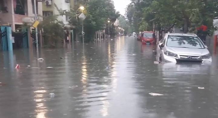 Very heavy rains paralyse normal life in Kolkata; Metro, train services affected