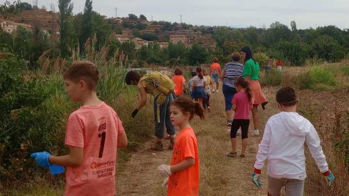 Vecinos de Pozán retiran 30 kilos de residuos, un neumático y sillas del río Vero en una jornada ambiental