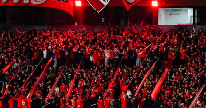 “Que se vayan todos”: hinchas de Independiente protestan en la sede del club tras el fallo de la Conmebol