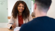 La manera de conseguir trabajo está a punto de cambiar: esta app permitiría encontrar empleo y dar cursos gratis