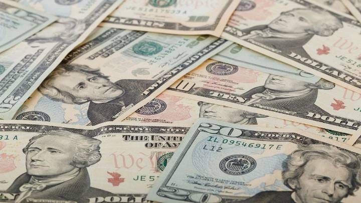 El dólar oficial se derrumbó casi $70, su mayor caída en más de cinco meses tras el anuncio de auxilio de EEUU