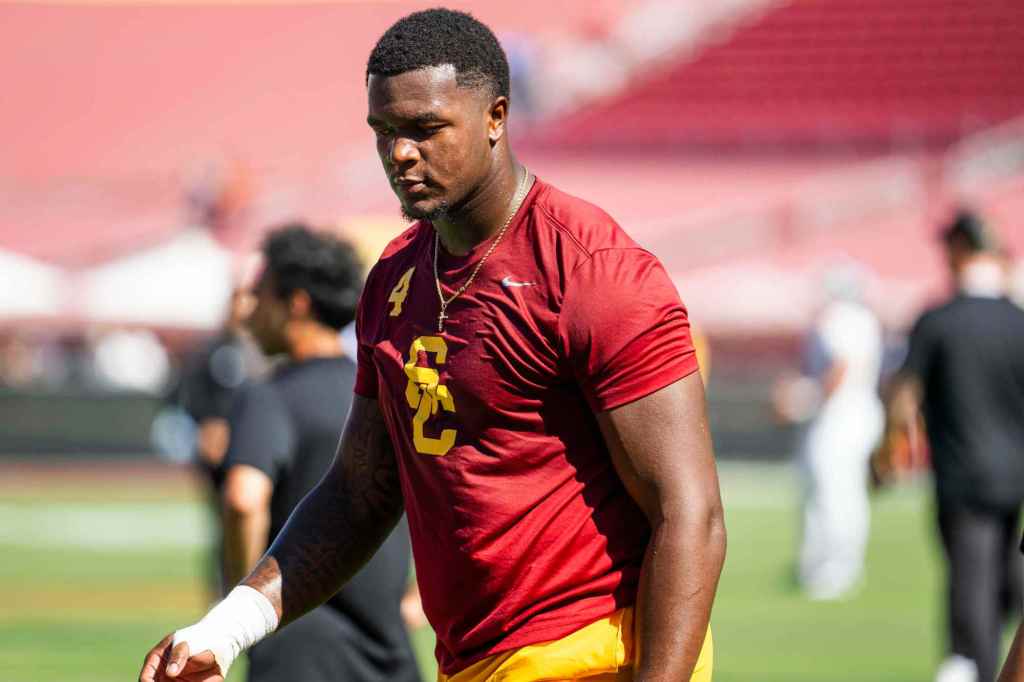 USC’s Jahkeem Stewart makes debut on defensive line against Georgia Southern