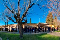 Nuevo abrazo simbólico a la Escuela Nº4 de Lucas González para reclamar mejoras edilicias