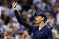 Deadspin | ATP roundup: Carlos Alcaraz, Jannik Sinner advance to quarters on Asian swing