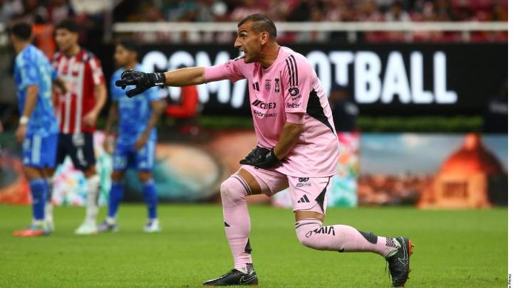 Las Chivas fallaron un penal y el júbilo del  clásico se apaga con el 0