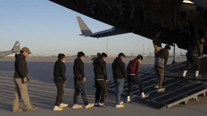 Arriba el primer avión con argentinos deportados por Trump