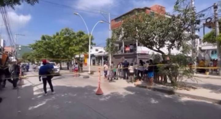Tras 15 días sin agua, comunidad bloquea vía en el sector de Unimagdalena Los afectados manifiestan que pese a los llamados continuos a la Essmar, no ha habido respuestas.