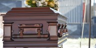 “Esperando la carroza” a la tucumana: un joven irrumpió en su propio velorio al grito de “estoy vivo”