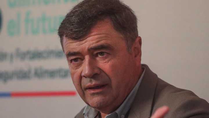 Exministro Valenzuela entra al debate agro: Critica el "populismo extremista" y defiende la regularización de migrantes