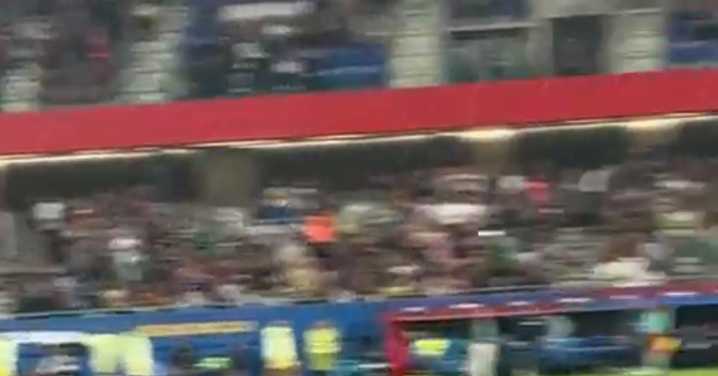 Un espontáneo con la bandera de Palestina ha saltado al terreno de juego durante el Barça