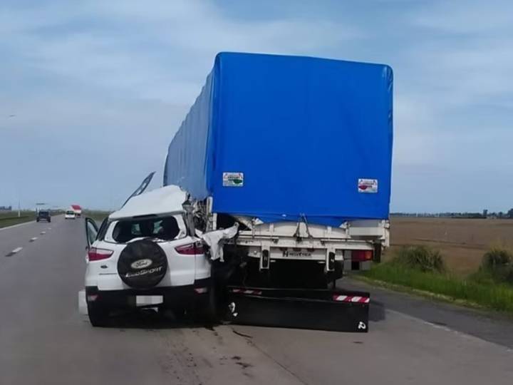 Trágico accidente en la autopista Córdoba-Rosario: una camioneta chocó con un camión y murió una persona