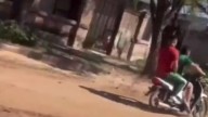 Una patrulla embistió a una moto con dos presuntos ladrones que se salvaron de milagro