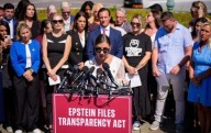 Víctimas de Epstein exigen desclasificar documentos secretos