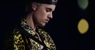 Justin Bieber preocupa al pasear semidesnudo por el bosque