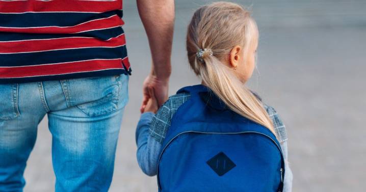 ¿Dolor de espalda por las mochilas escolares? Estas son las recomendaciones de un experto