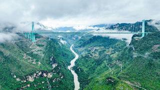 China inaugura el puente más alto del mundo en provincia de Guizhou