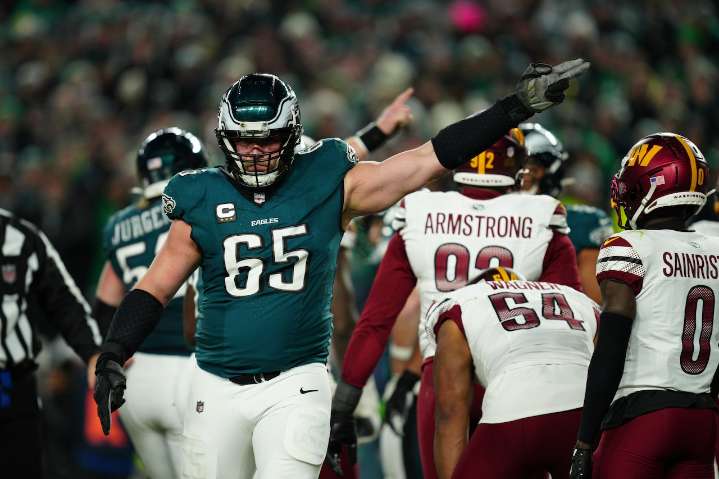 Eagles offensive tackle Lane Johnson injures neck vs. Rams
