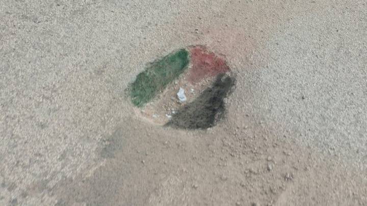 Pintan los baches de Xirivella con la bandera palestina para que los arreglen
