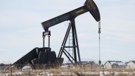 Precios del petróleo suben por tensiones en Europa y Medio Oriente