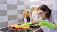 Ni lejía ni abrillantador: el sencillo truco para limpiar la vitro quemada de la cocina y dejarla reluciente