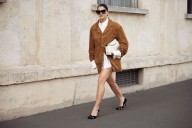 La chaqueta de ante marrón es la más importante del otoño