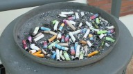 Multas por botar colillas de cigarro y chicles: ¿Desde cuándo se aplica y en qué comunas?