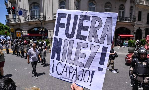 Derrotas, soledad y fuga de dólares: síntomas de una crisis terminal