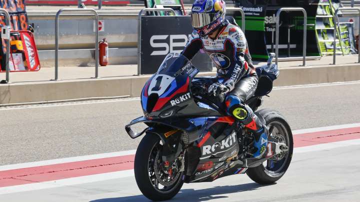 Razgatlioglu y Bulega lideran los entrenamientos del mundial de Superbikes en MotorLand