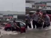 VIDEO | Rescatan a abuelita, quedó atrapada en camioneta por inundación