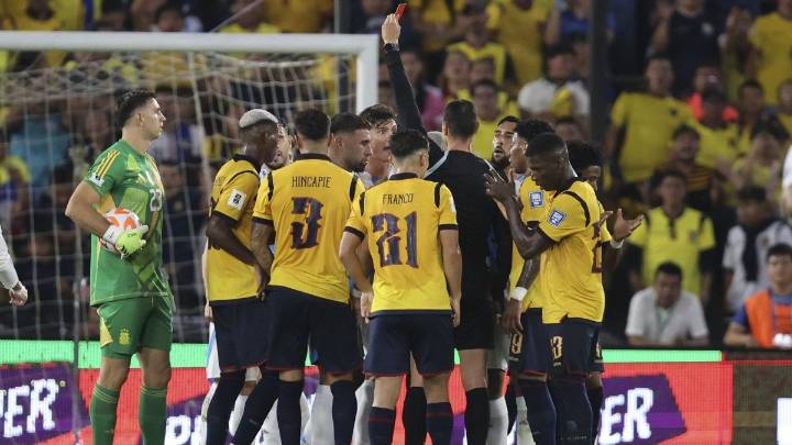 Otamendi tuvo la peor despedida en su último partido por eliminatorias