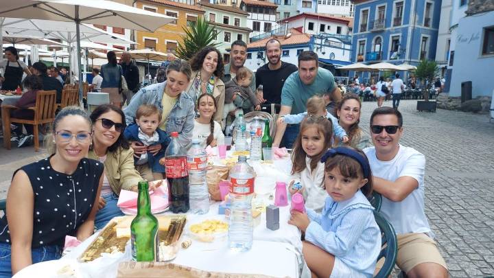 Cudillero pone el mantel en pleno anfiteatro en la tercera edición de su comida en la calle: "Es una idea muy buena"