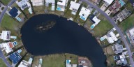 Los vecinos de un exclusivo barrio náutico en Tigre piden expulsar a un condenado por abuso sexual