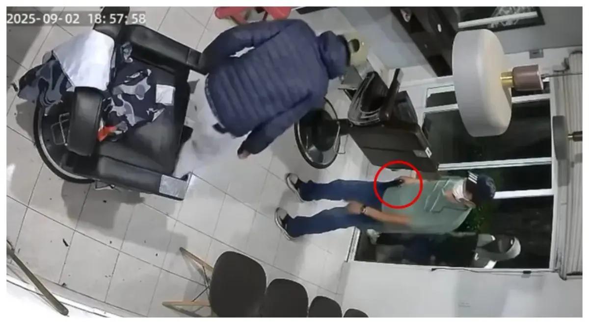 Dueño de barbería es asaltado a punta de pistola en Puebla; momento queda grabado