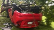 Automóvil Vuelca y se Estrella contra un Árbol en Isla, Veracruz; Hay una Mujer Fallecida