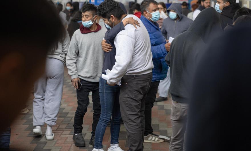 Jueza federal de EEUU bloquea deportaciones rápidas de migrantes por violar debido proceso